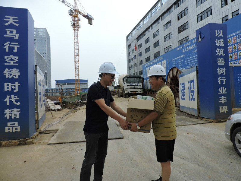 天马建设集团开展“夏日送清凉”慰问工地一线工人