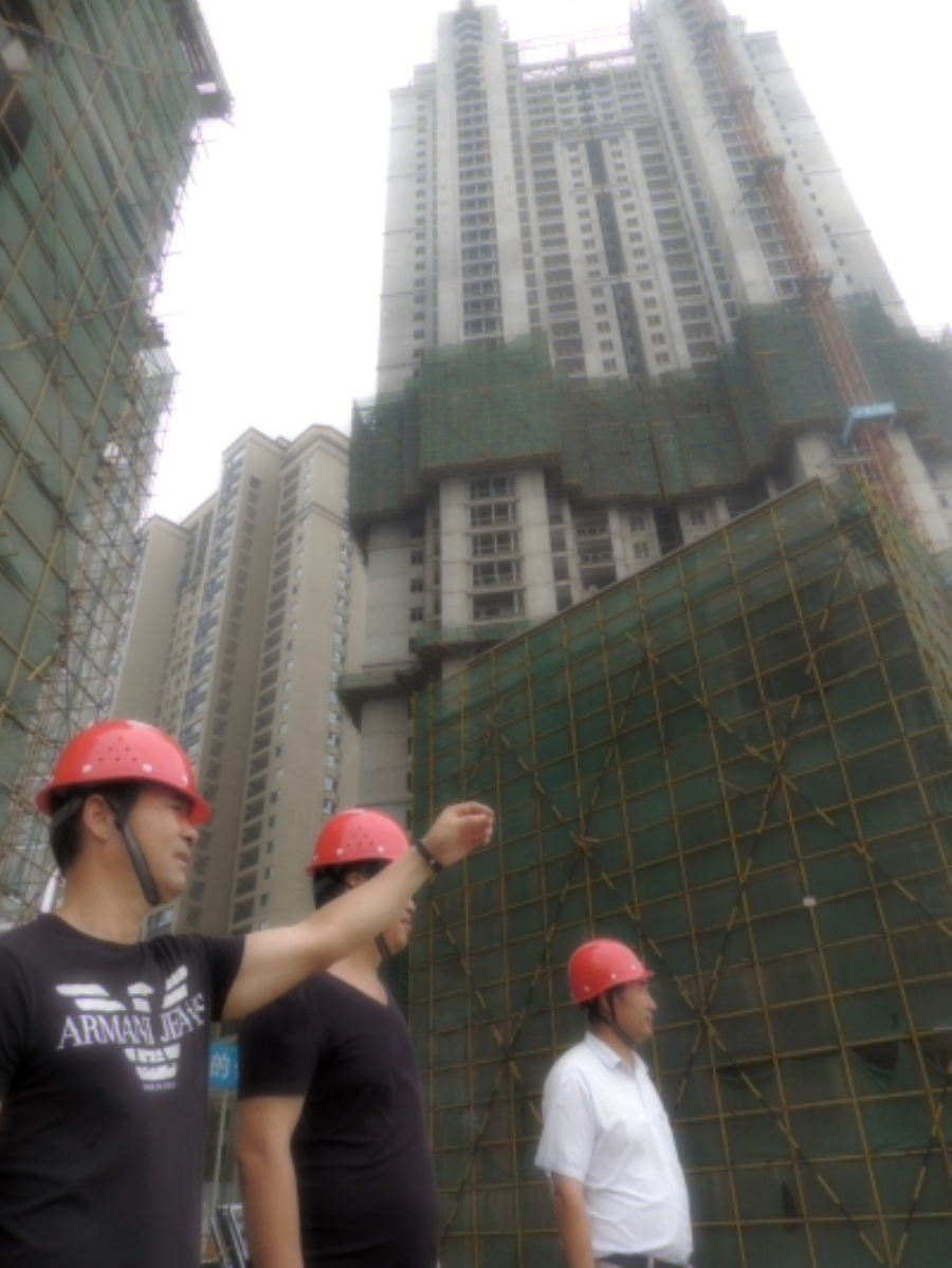公司领导深入基层与施工班组进行安全生产交流